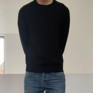 Svart stickad Morris tröja - Säljer en sjukt fet Finstickad Tröja från Morris. Tröjan är i en svart färg som passar allt och den har en perfekt passform. Storleken på tröjan är M och hör gärna av er vid frågor eller funderingar!!