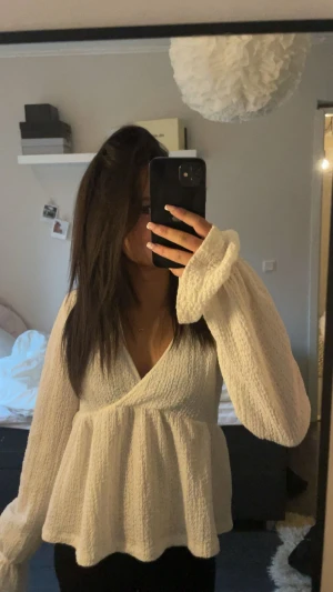 Vit omlottblus med volangärm - Vit blus från Gina  använd fåtal gånger passar perfeckt flll jeans å kostymbyxor i storlek xxs passar xs med 