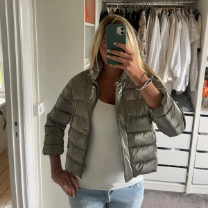 Jacka - Sååå snygg jacka från Zara som ser ut lite som en herno jacka!!! Lite silver/guld aktig i färgen