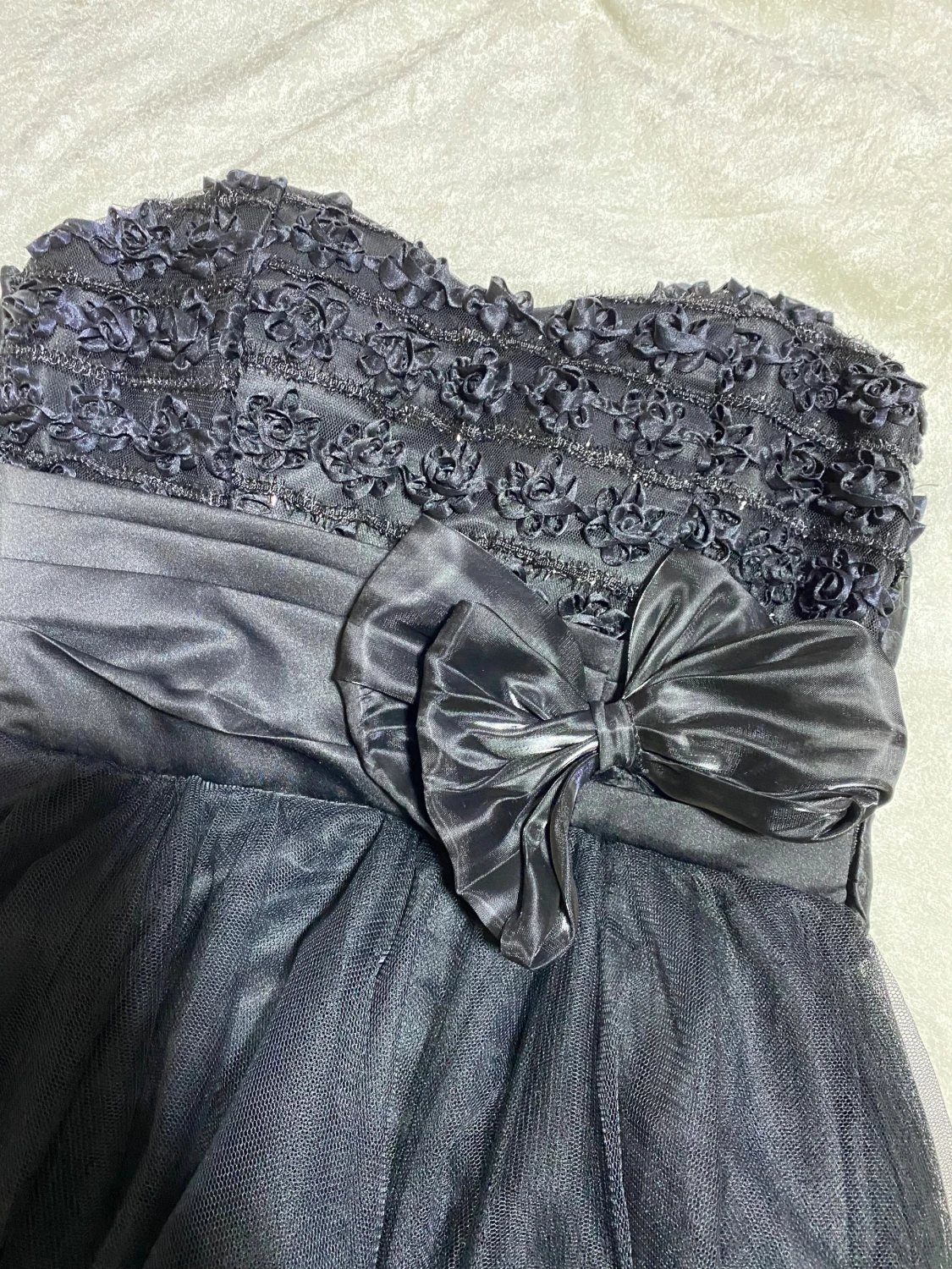 Svart axelbandslös kortklänning med rosett - 1