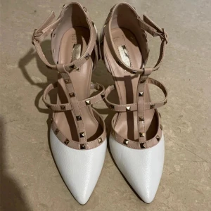 Vita pumps med nitar och remmar, high heels - Snygga höga klackar, har knappt använt dem.