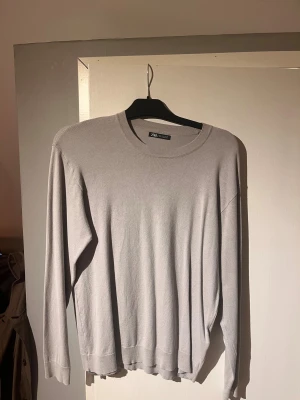 Stickad tröja - Säljer min grå finstickade tröja från Zara! Använd endast fåtal gånger därav i princip ny. Passar perfekt nu till vinter och alla firanden så som jul och nyår! - Storlek S