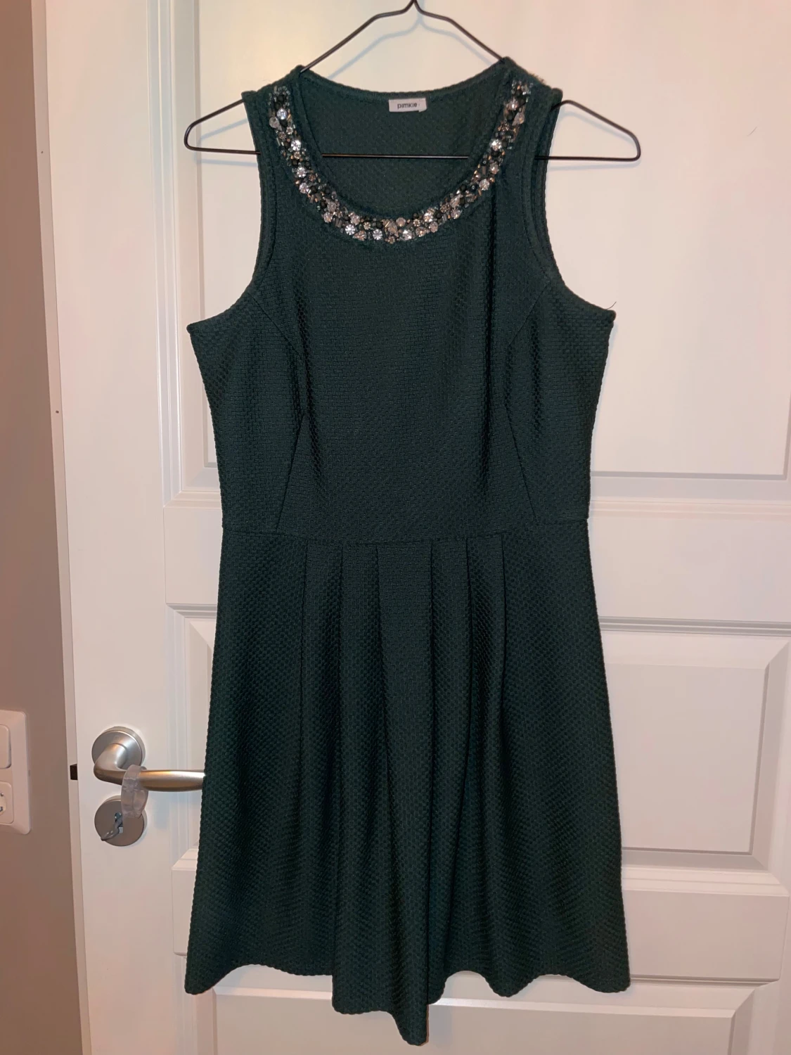 Mörkgrön klänning med pärldetaljer Pimkie