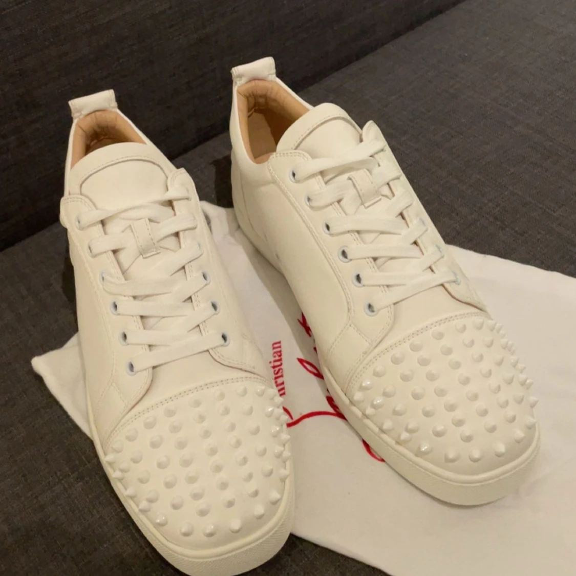 Christian Louboutin vita sneakers med nitar - 1