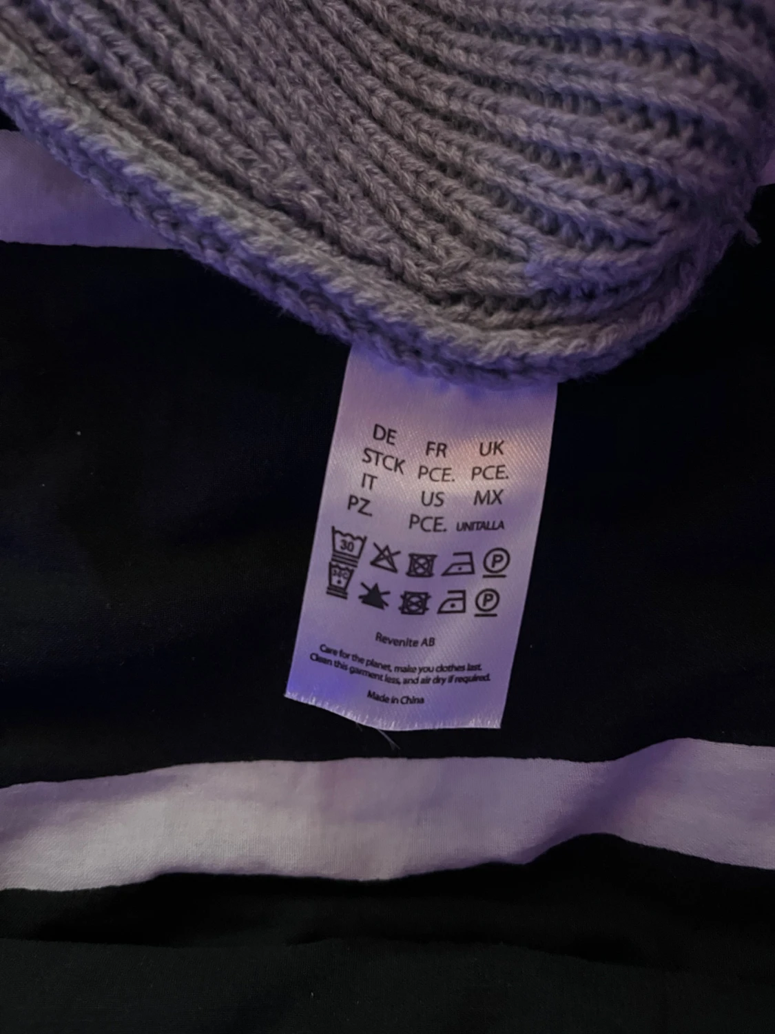 Grå ribbstickad mössa från Revenite - 2