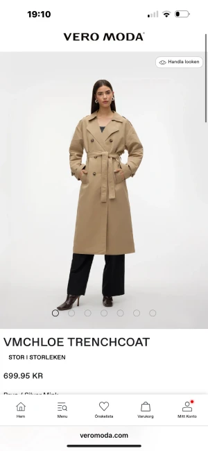 Beige trenchcoat från Vero Moda - Säljer en beige trenchcoat från Vero Moda med klassisk dubbelknäppning, bälte i midjan och axelklaffar. Jackan har inte kommit till mycket användning därför säljs den. 