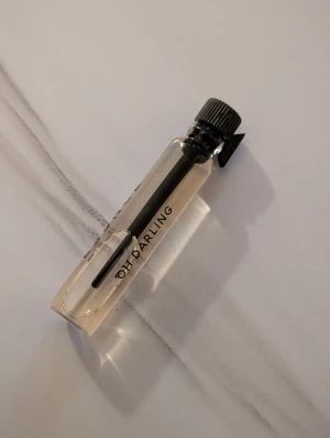 Essnce Oh Darling parfymprov - Smidig liten provflaska med parfymen Oh Darling från Essence. Perfekt att ta med i väskan för en snabb uppfräschning när du är på språng.