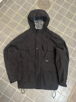 Stussy jacka - Riktigt fet Stussy jacka köpt här på Plick för nåt år sen men som inte riktigt passar mig tyvärr. Typ som en vindjacka eller tunnare jacka. Köp sker via ”köp nu” funktionen :) 