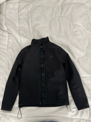 Svart vindjacka Polo Ralph Lauren XS - Polo Ralph Lauren jacka som är regn och vatten tät. Super bekväm. Nyskick, inga defekter eller slitage. Bypris: 5500kr