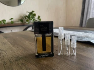 Dior Homme Intense med doftprover - Snygg flaska Dior Homme Intense, perfekt för dig som vill testa en ikonisk herrparfym. Medföljer tre små sprayflaskor för att ta med doften överallt. Volym och ingredienser syns ej på bilden.