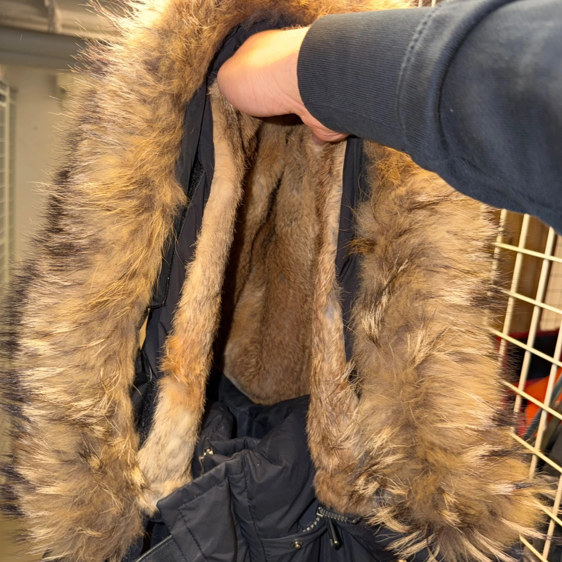 Svart dunjacka med pälsluva - 2