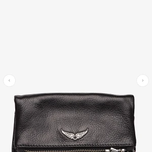 Svart axelväska med kedja från Zadig & Voltaire - Cool svart axelväska i skinn från Zadig & Voltaire med silverfärgad kedja och dragkedja. Båda dom sista bilderna är mina bilder men kan skicka fler. Båda remmarna följer med.