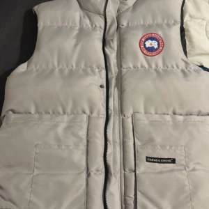 Grå\vit canada goose väst - Säljer en canada goose väst i storlek S