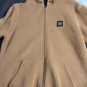 Beige Stone Island kofta L - Hej, säljer en Stone Island kofta som är beige i storlek L