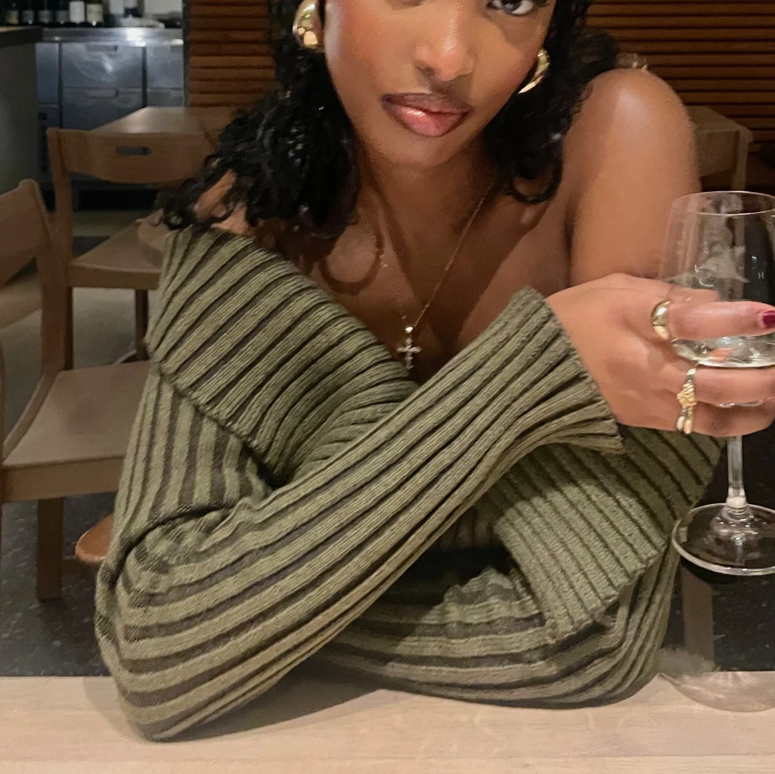 Randig offshoulder kofta i olivgrönt - 1