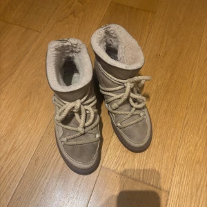 Beige skor från Inuikii - Säljer ett par beige skor från Inuikii. Använda två vintrar men i gott skick. Nypris 2900 kr