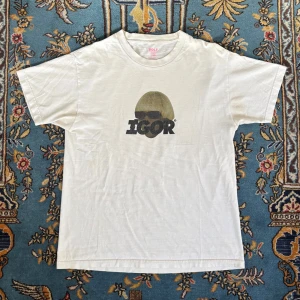 Tyler The Creator T shirt - Säljer en vit t-shirt från Golf med IGOR-print på bröstet. T-shirten har rund hals, korta ärmar och är gjord i mjuk bomull. Trycket har en cool grafisk design med IGOR-text och motiv. Perfekt för dig som gillar streetwear och vill sticka ut. Står L på taggen men sitter som M.