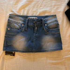 Lågmidjad jeans kjol  - Säljer en lågmidjad jeans kjol som är oanvänd med lappen på, pågrund av att den är för liten för mig 