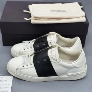 Valentino Open | 41 - Valentino Open sneakers | Bra skick | Endast skorna ingår | INGA BYTEN | Fraktar spårbart eller möts upp i Täby 