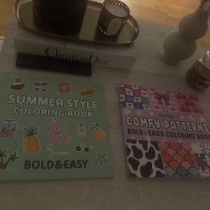 Summer Style Coloring Book - En färgglad målarbok med somriga motiv som flamingos, frukter och strandprylar. Perfekt för dig som vill slappna av och vara kreativ med enkla, roliga bilder. Passar både ungdomar och unga vuxna som gillar att färglägga och skapa sin egen stil.