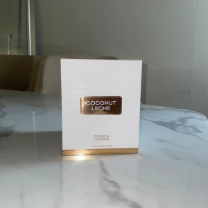 French Avenue Coconut Leche parfym - Coconut Leche från French Avenue är en Eau de Parfum med lyxig design och modern känsla. Perfekt för dig som vill sticka ut med en stilren och trendig parfym. Snygg förpackning som passar på hyllan eller i väskan.