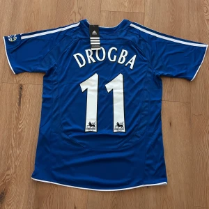 Chelsea tröja Drogba  - Helt oanvänd med tags kvar och adidas påse. Storlek small. Skriv privat för fler bilder eller vid funderingar!