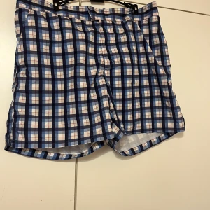 Uimashortsit 2XL - Ruudulliset siniset uimashortsit. Sisällä verkkoalusosa. Nappi ja tarrakiinnitys. Koko 2XL. Vyötärön leveys n 45cm, pituus n 40cm. Eläintalous MMM, lisätietoja saa kysymällä Katsothan myös muut ilmoitukseni Tarjoa 