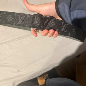 Svart bälte  - Svart snyggt märkes bälte.