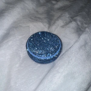 Glitter dosa - Hej, säljer min Kelly White snus dosa då den inte kommer till användning så mycket. Den är i fint skick och har städat ur den ordentligt. Den är super fin.