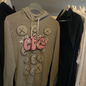 Comme des garçons hoodie - ”CDG” x kaws hoodie limited edition. Går ej att få tag på ny längre. Storlek L men passar M också. Nyskick på den men använd någon enstaka gång
