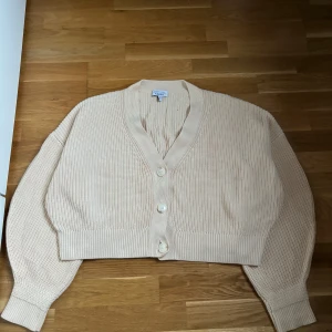 Vit cardigan  - Lite oversized (sitter som L), använd, inga skador
