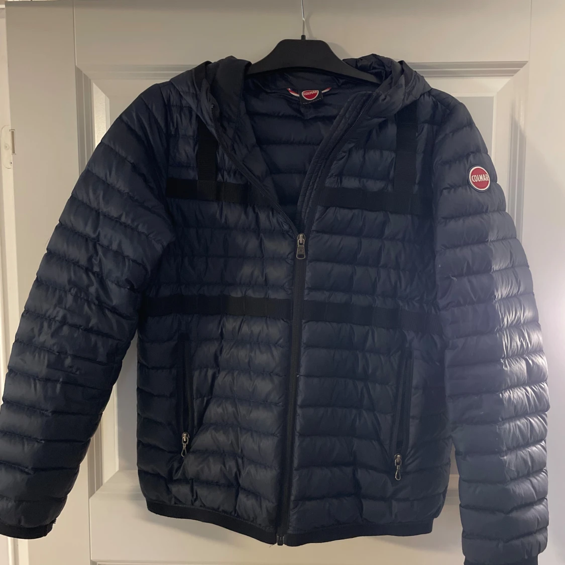 Mörkblå pufferjacka från Colmar