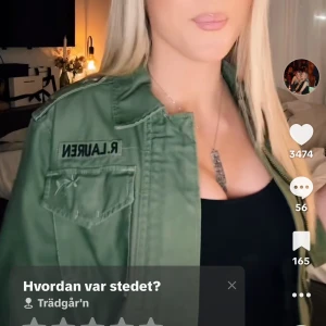 Field jacket från Ralph Lauren - Säljer en grön Feild jacket  från Ralph Lauren Jackan har klassisk militärstil, knappar och patch med logga på bröstet. Jätte fint skick o köpt runt 6500kr. Jackan är S8 men passar mig perfekt som Xs/S. Den är kort i armarna men inget som förstör men att ha långa armar under (de är hela grejen!) men lång i längden annars. Inga defekter alls.