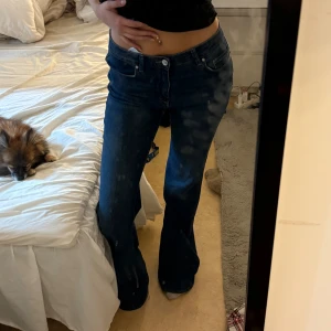 Blå bootcut jeans från ONLY, M Tall - Snygga mörkblå jeans från ONLY i storlek M/36. Modellen har bootcut-ben och klassisk femficksdesign. Jeansen är midwaist och har en rak passform upptill med lite utsvängda ben. Materialet är jeans med tydliga sömmar och knappstängning framtill. Passar mig bra som är 171! Till och med lite långa, tall