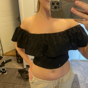 Svart volang topp  - Svart volang topp ifrån new yorker, aldrig använd. Storlek M