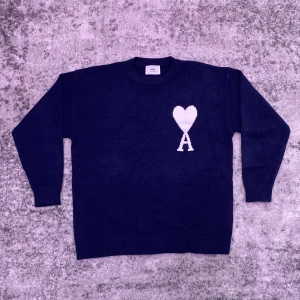 Marinblå Ami Paris tröja - Riktigt fet Ami tröja i storlek S. Marinblå med vit logga och gjord av mycket behagligt material som passar perfekt för kallare dagar❄️. Tröjan är utrustad med den perfekta mixen av stil och komfort så hör gärna av er vid minsta fundering om t.ex. mått eller fler bilder!