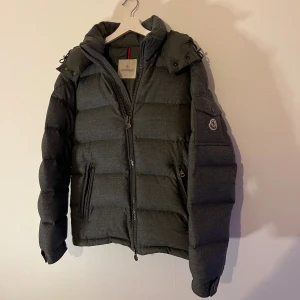 Moncler Montgenevre - Moncler Mongenevre jacka i size 3. Skicket är 9/10 alltså inga skador alls! Kom privat för frågor eller fler bilder.