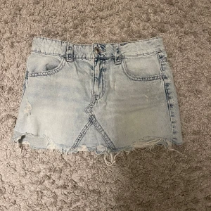 Kjol med rosa på fickorna  - Jeans kjol ifrån Gina Young, aldrig använd. De är storlek 170 men jag som har 36 i byxor kan ha den💕