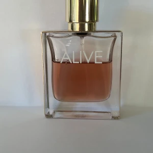 Alive Eau de Parfum 30ml - Alive från Hugo Boss är en stilren parfym i 30 ml flaska. Tillverkad i Tyskland. Perfekt för dig som vill ha en modern och fräsch touch till din stil.