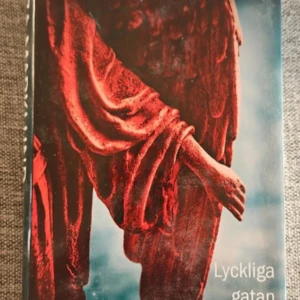 Lyckliga gatan - En spännande och våldsam thriller om familjer, medier och social acceptans. Följ journalisten Annika Bengtzon när hon gräver i ett mystiskt fall med försvunna personer och medieskandaler. Perfekt för dig som gillar nervkittlande berättelser och vill ha en bok du inte kan släppa!