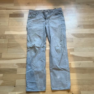 G-Star RAW grå jeans Type 49 - Snygga grå jeans från G-Star RAW, modell Type 49 Relaxed Straight. Klassisk femficksdesign med raka ben och avslappnad passform. Jeansen har tydliga G-Star-detaljer på bakfickan och patch i midjan. Perfekta för en chill och stilren look.