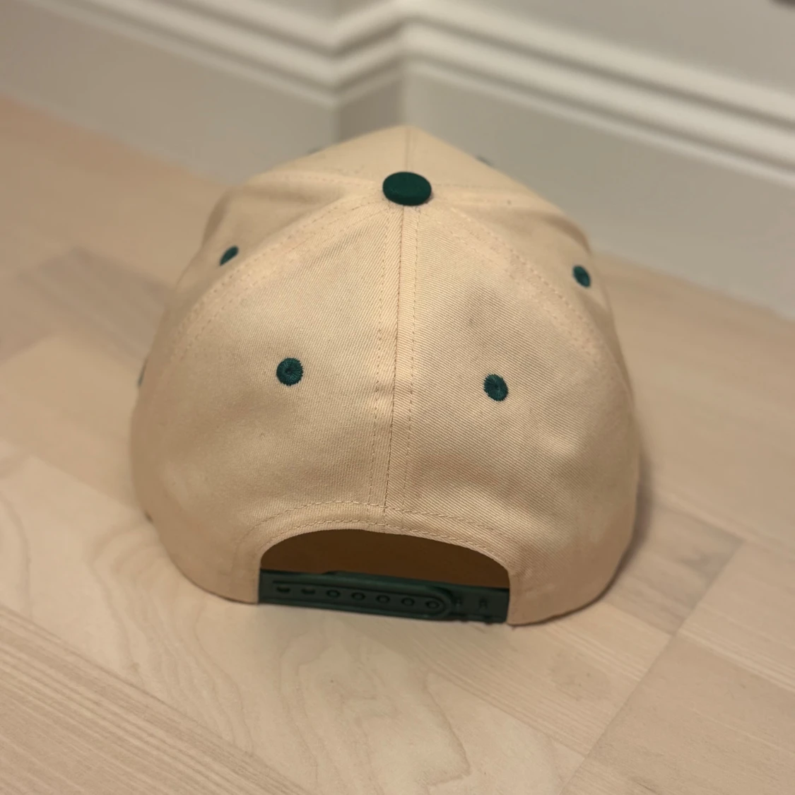 Beige och grön keps Parfect 2024 - 2