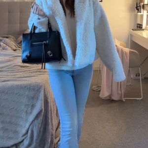 Ljusblå jeans - Inga tecken på användning, passar mig som har 30 i längd och brukar ha s-xxs