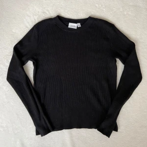 Svart ribbad tröja - Säljer en svart långärmad ribbad tröja från vila! Nupriset är 430kr och kommer sälja den för 300kr, men pris kan alltid diskuteras 💗Skriv vid intresse!!