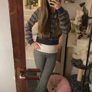 Randig hoodie från BDG Jeans - Cool zip-hoodie från Urban Outfitters men använder inte så ofta så säljer den nu