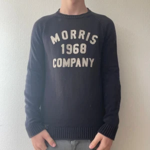 Morris tröja - Skick:9/10  || pris: 399kr || modellen är 176 på bilden! Ifall du har nån fråga är det bara att höra av dig!