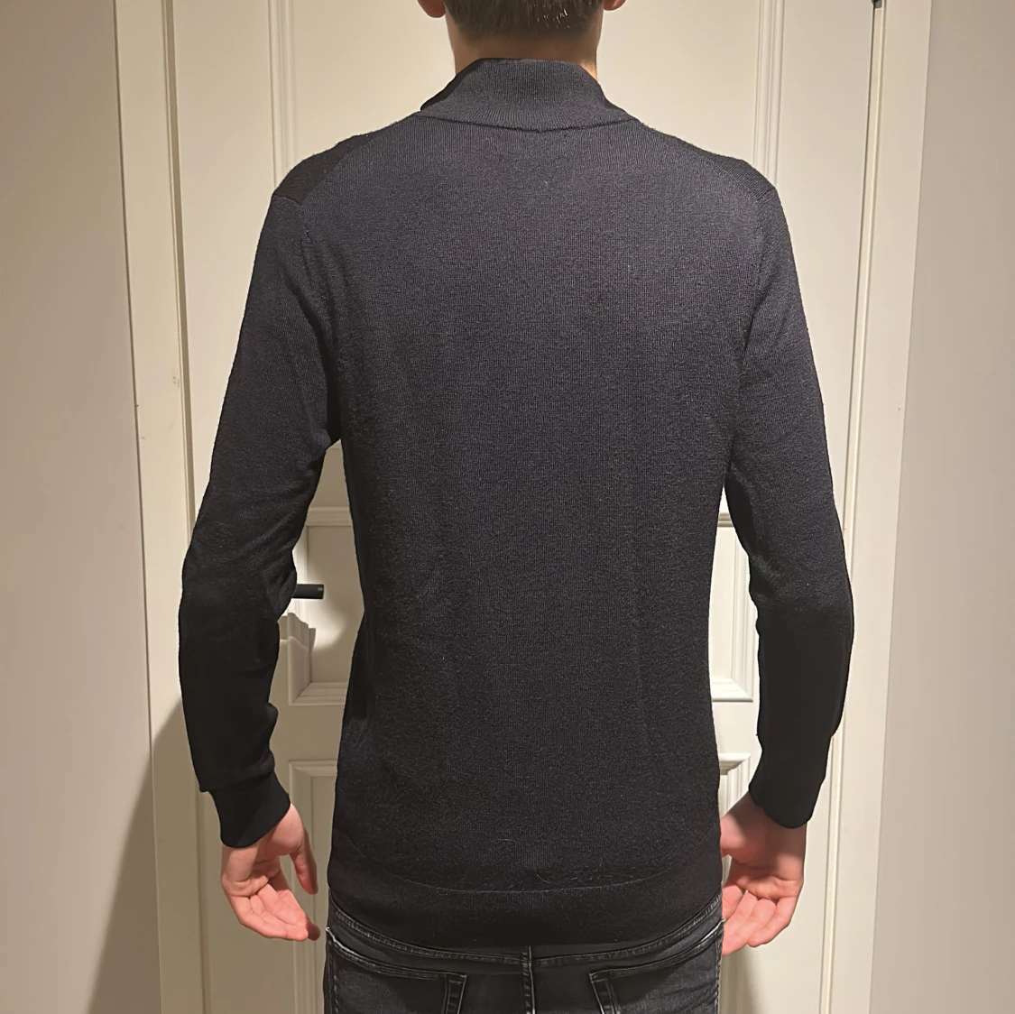 Svart kofta i merinoull från Riley - 4