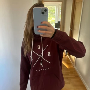 Vinröd hoodie från Dope med tryck - Säljer en vinröd hoodie från Dope