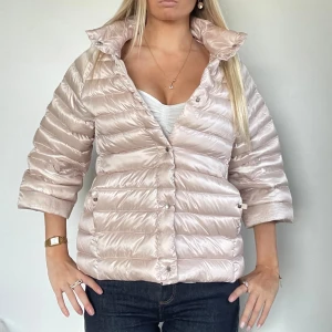 Beige Herno liknande jacka!  - FÖLJ FÖR LIKNANDE🩷 Herno liknande jacka som är mycket lik originalet och mycket efterfrågad! Storlek L men passar mig på bilden som vanligtvis bär S då den är liten i storleken!  Perfekt skick, som ny! Perfekt till höst och vinter då den är mycket varm!  Tryck köp nu! TK-0058