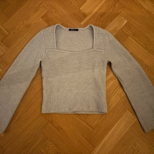 Ljusblå ribbad stickad tröja Gina Tricot - Ljusblå stickad tröja från Gina Tricot med fyrkantig halsringning. Långa och lite vidare ärmar. Inprincip helt oanvänd!